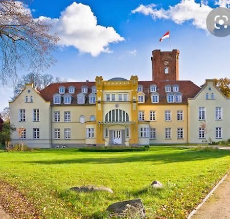 Schloss Lelkendorf Apartment Ulrichshusen Maisonette Fewo Mecklenburger Seenplatte Mit Dachterrasse Naehe Ostsee 外观 照片