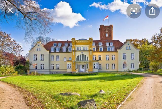 Schloss Lelkendorf Apartment Ulrichshusen Maisonette Fewo Mecklenburger Seenplatte Mit Dachterrasse Naehe Ostsee 外观 照片